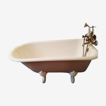 Cast-iron bathtub and her Herbeau Lille faucet