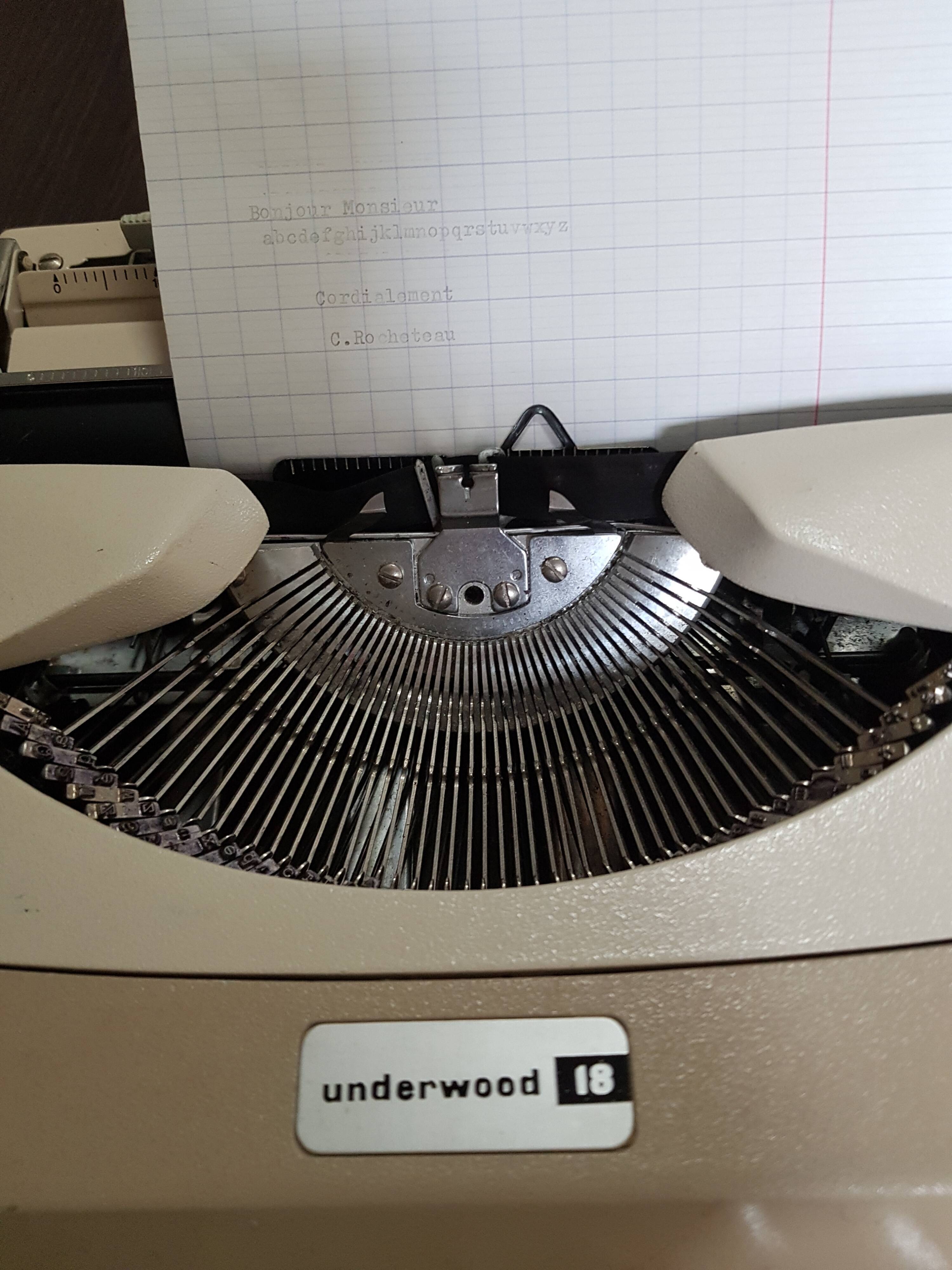 Machine à écrire Underwood  18 et sa malette