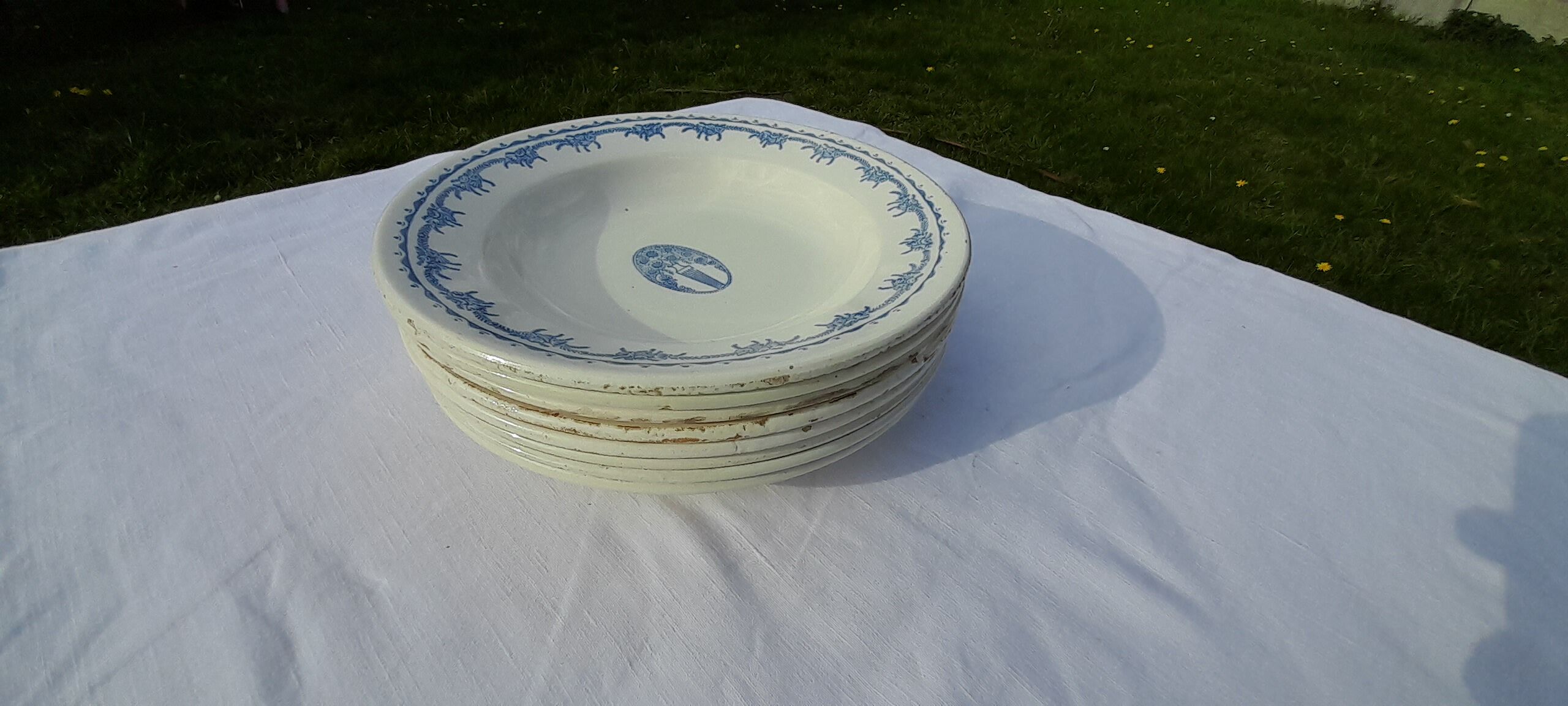 8 hollow plates in F J earthenware with frieze and central bouquet