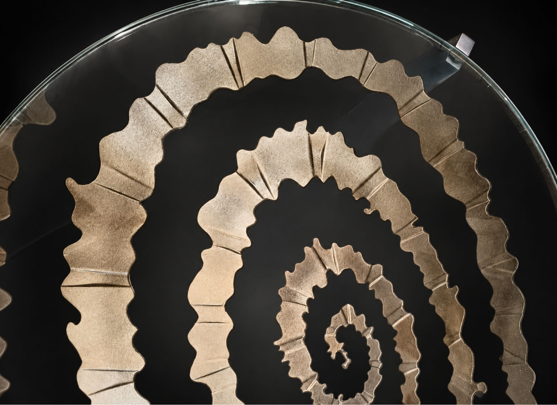 Table basse ronde à double plateau de verre, décor sculpté en spirale