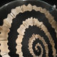Table basse ronde à double plateau de verre, décor sculpté en spirale