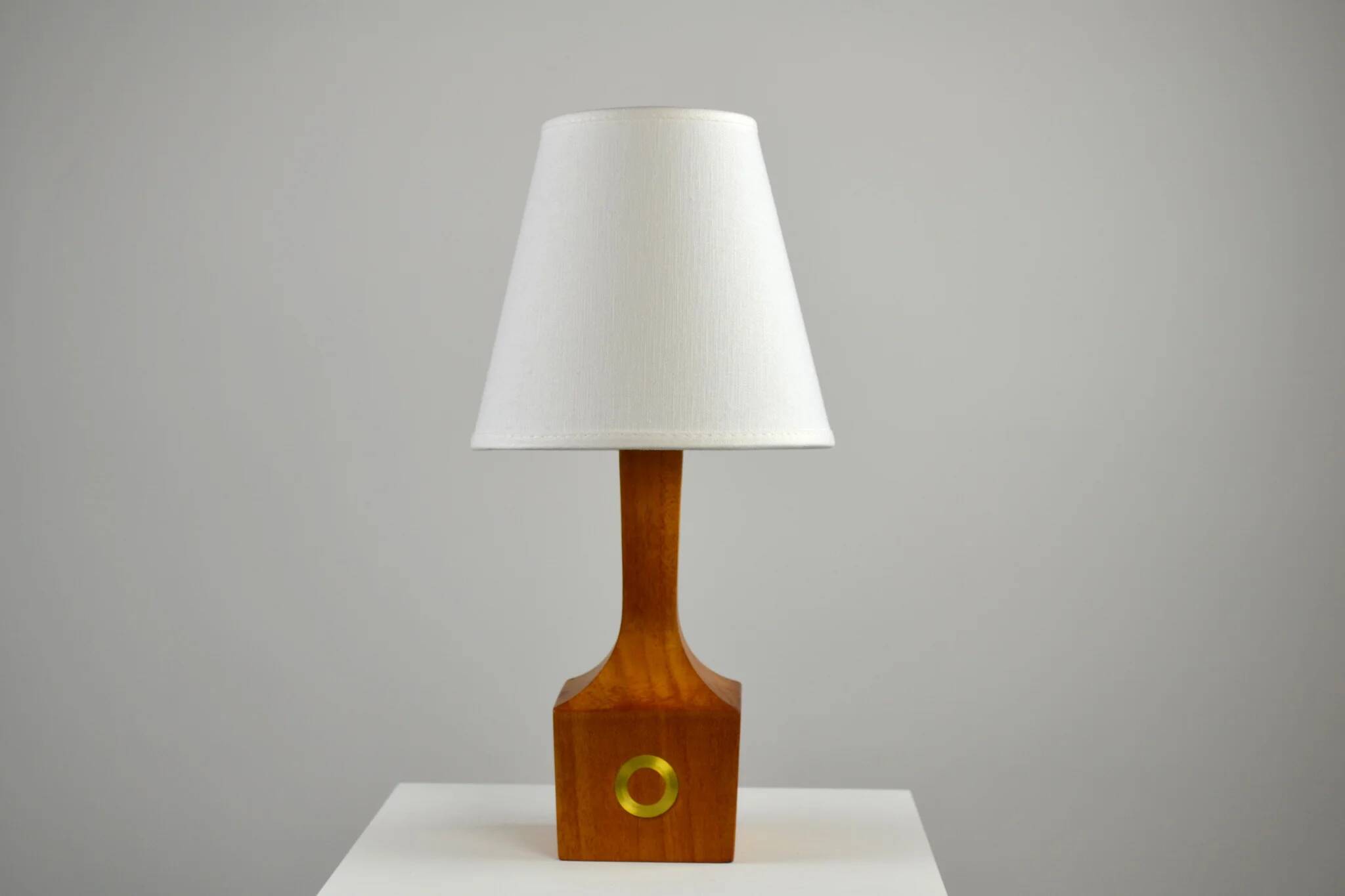 Lampe de table, teck et laiton, années 1960, Suède