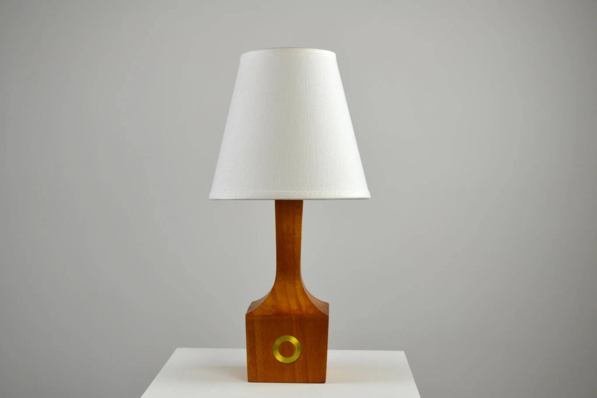 Lampe de table, teck et laiton, années 1960, Suède