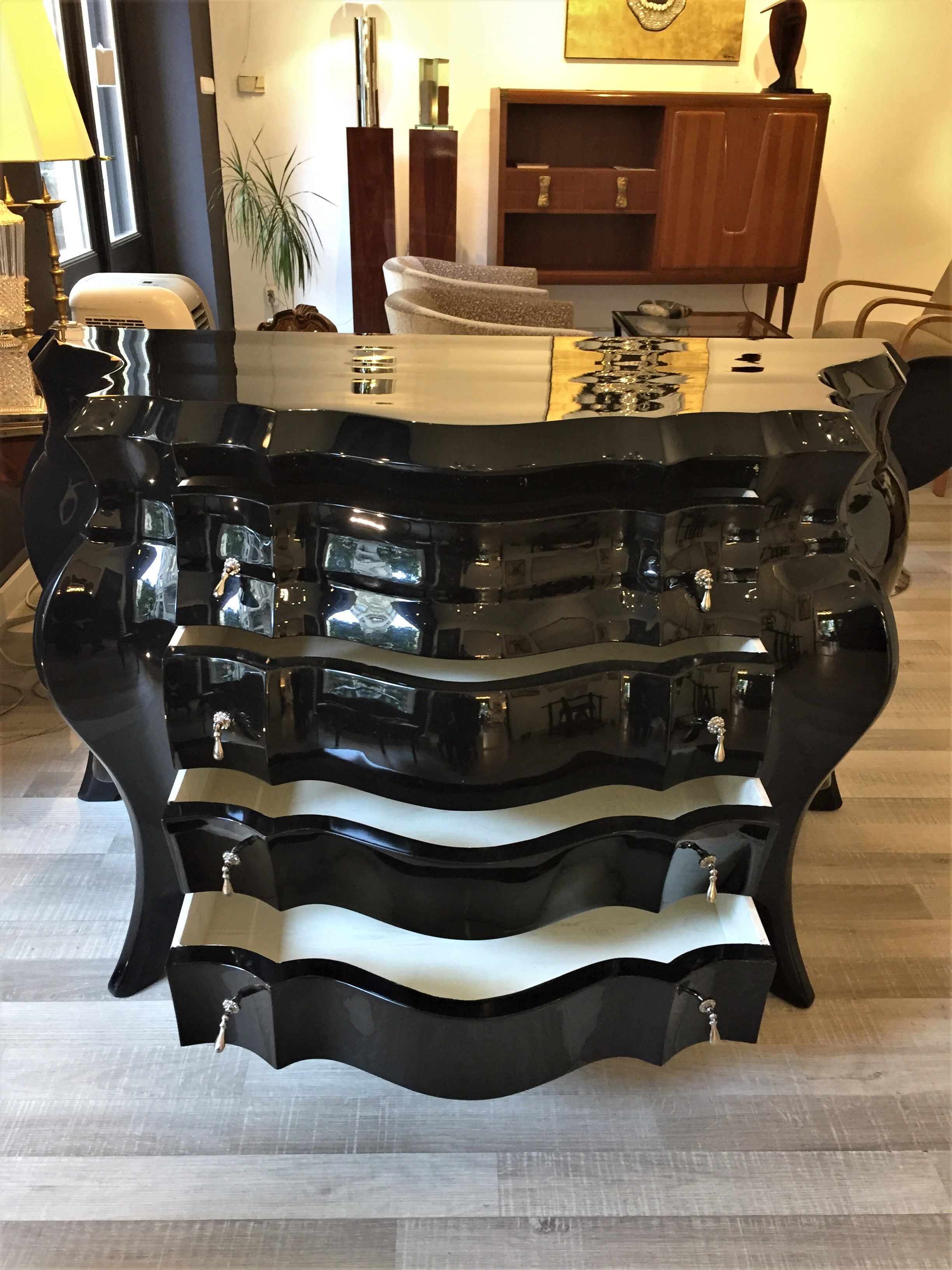 Italian Art deco chest of drawers from the 1940's