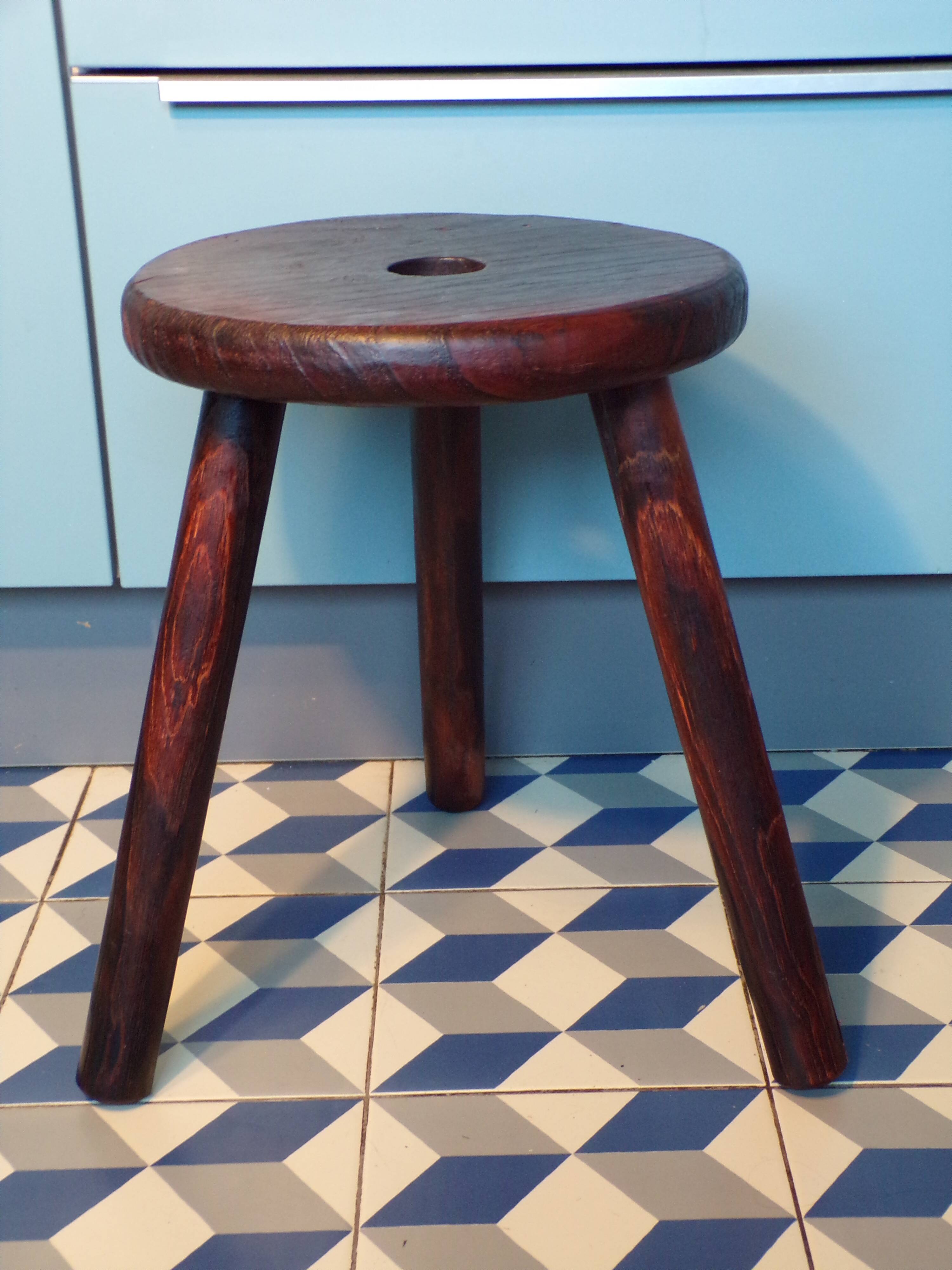 Tripod farm stool with hole