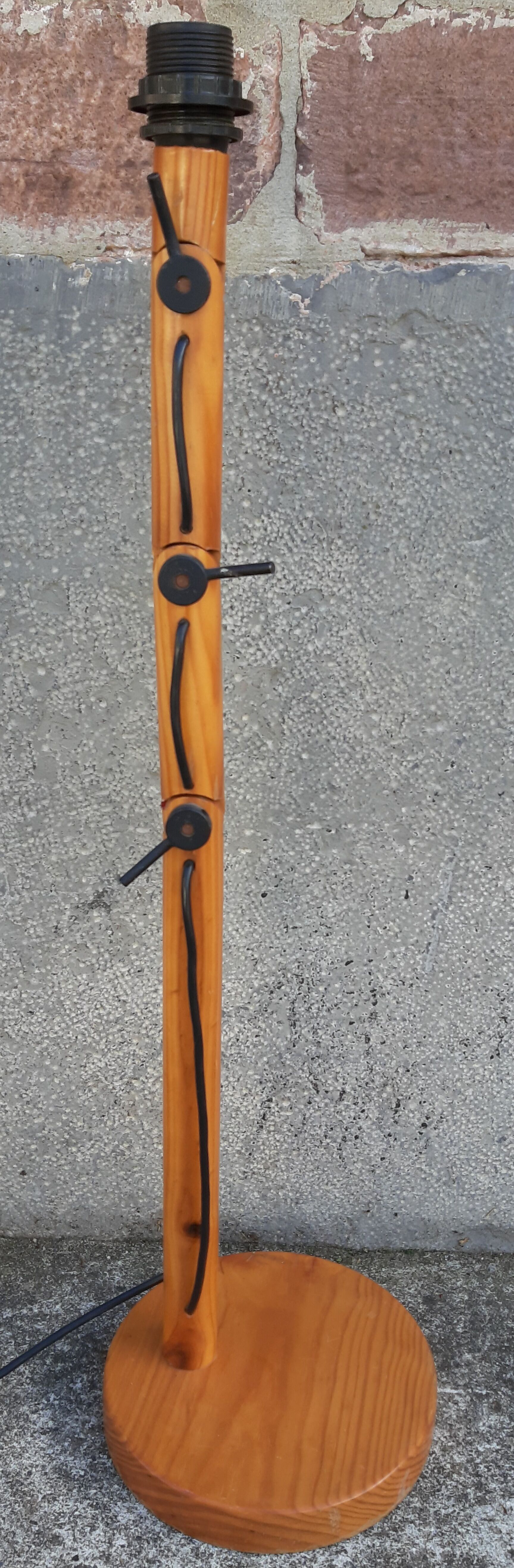 Articulated wooden lamp