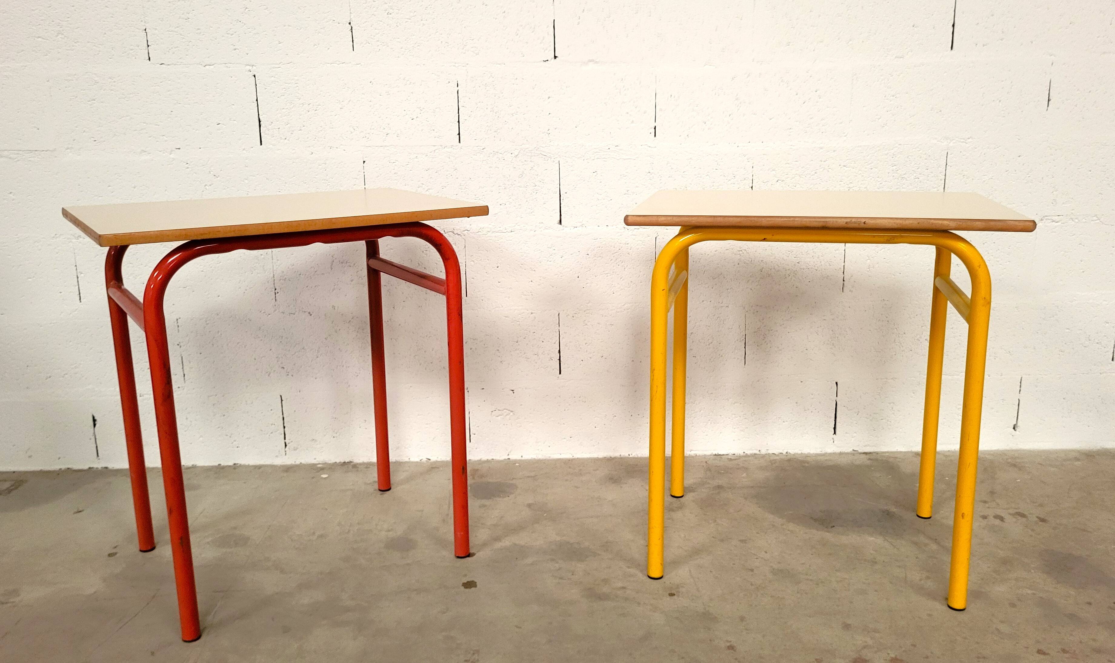 40 Yellow, red school desks and desks from the 80s/90s