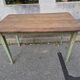 Table de ferme vintage plateau bois et bas vert, 2 tiroirs