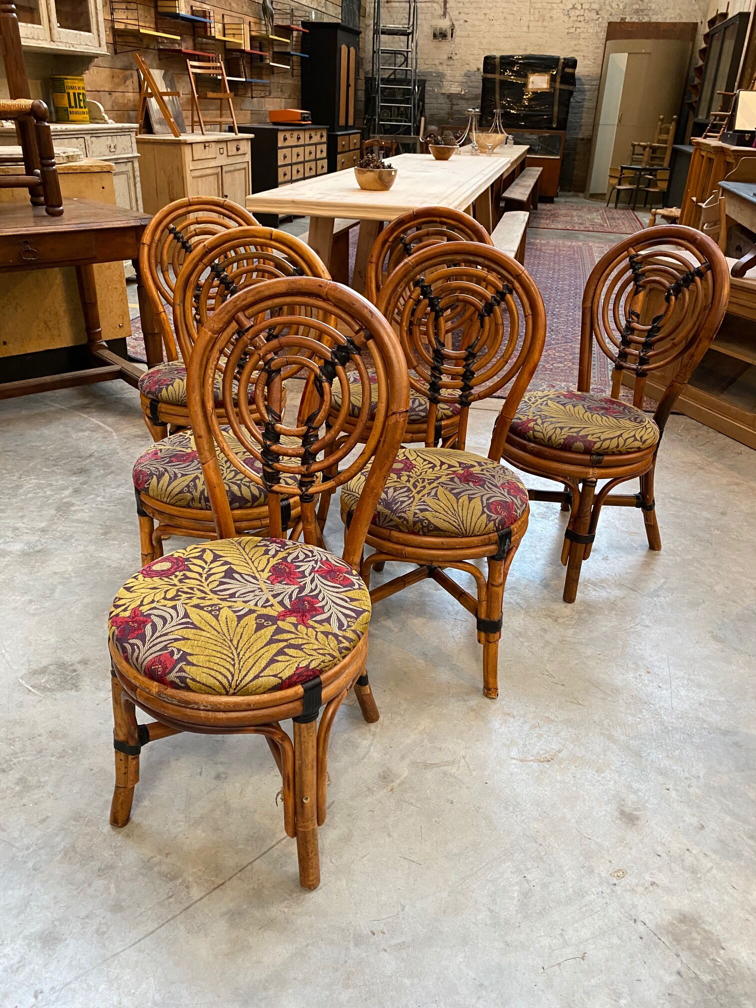Suite de 12 chaises vintages