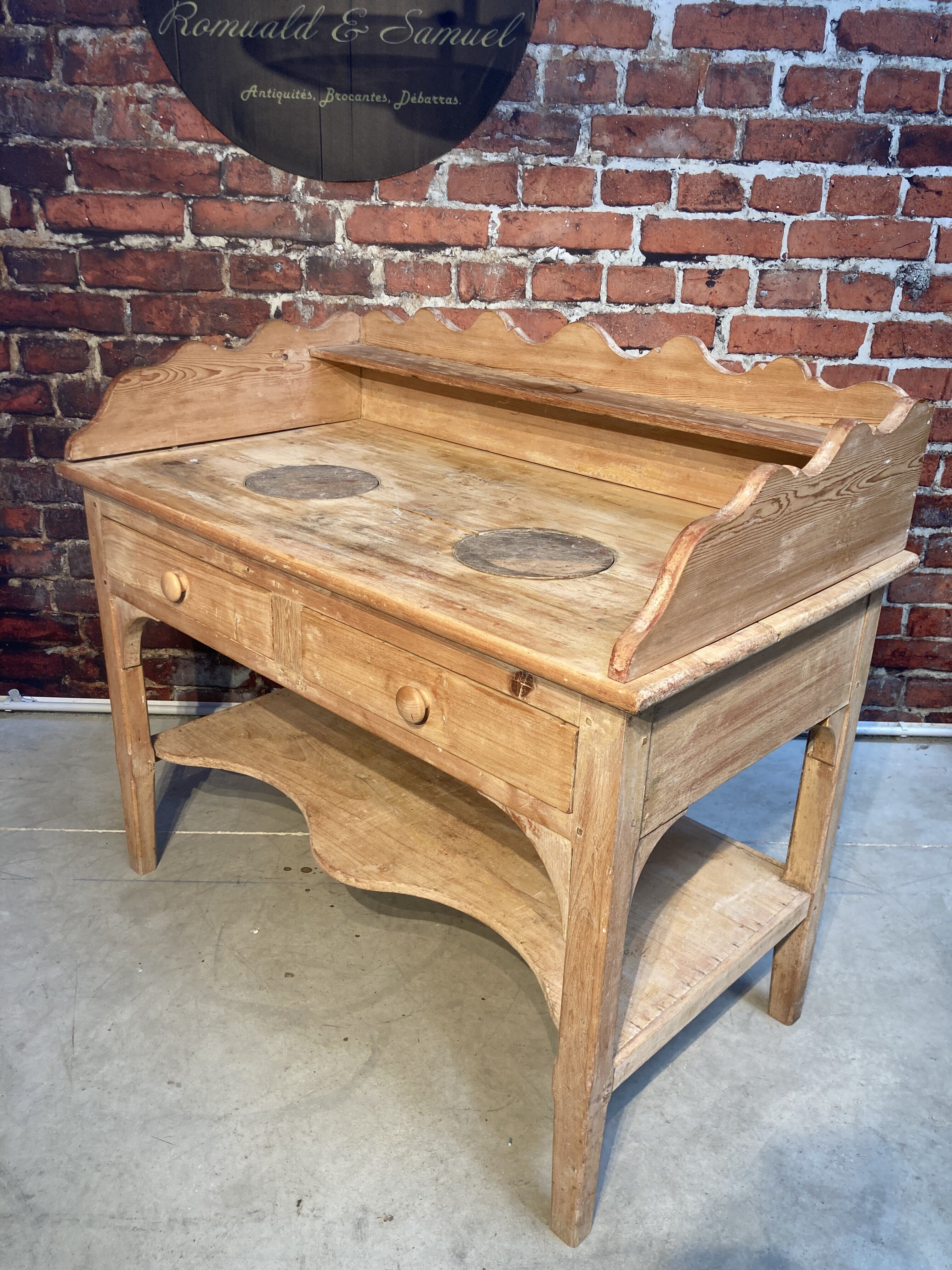 Meuble de toilette ancien en bois brut