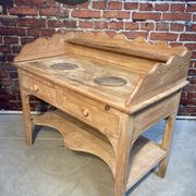 Meuble de toilette ancien en bois brut