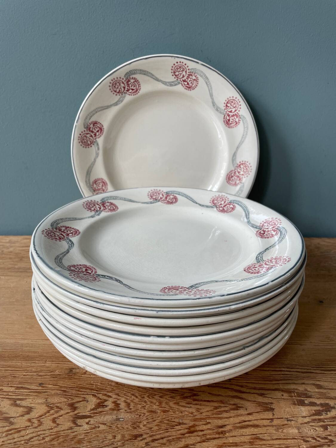 Série de 12 assiettes plates 1900 Terre de Fer en faïence de Longwy