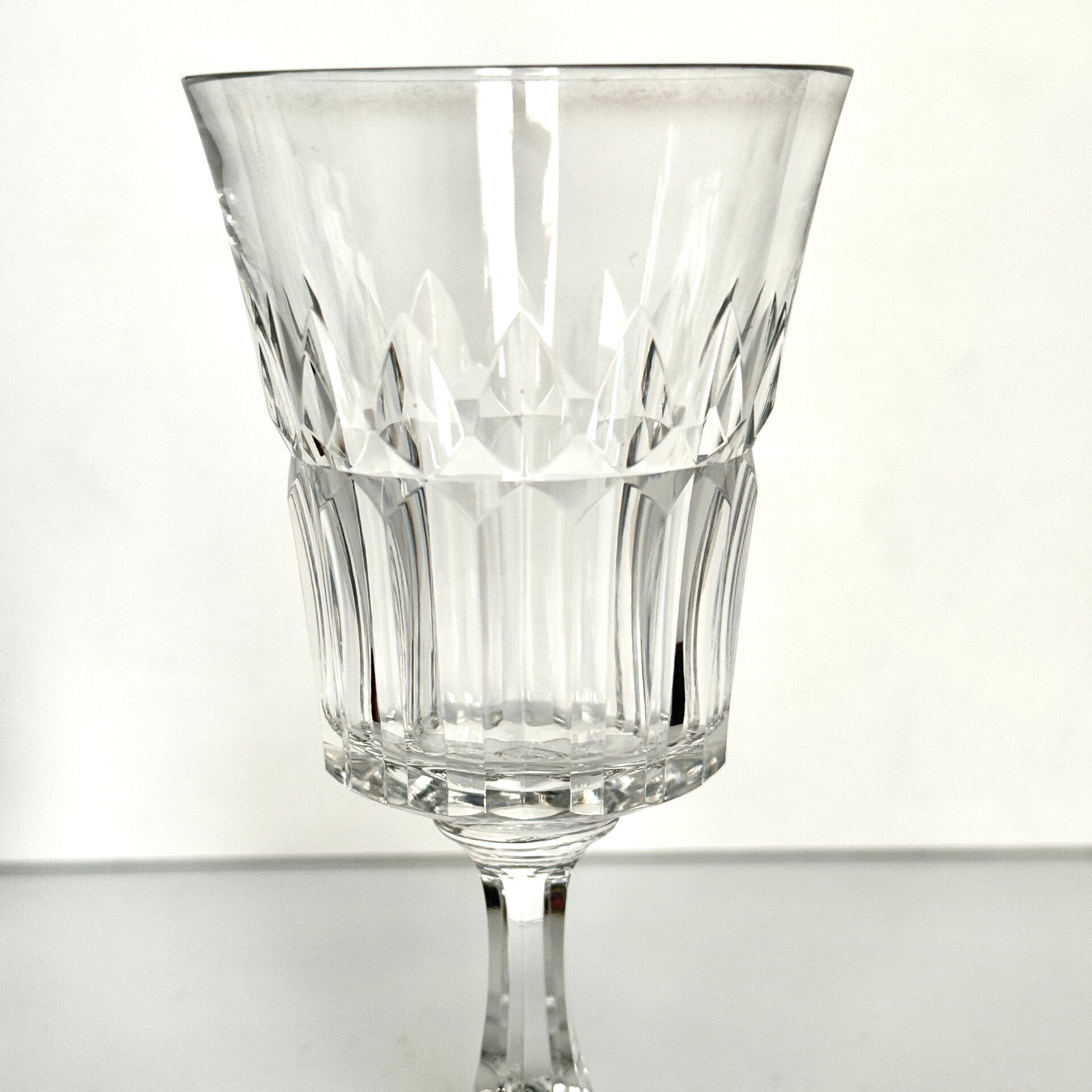 2 verres à vin Baccarat modèle Navarre