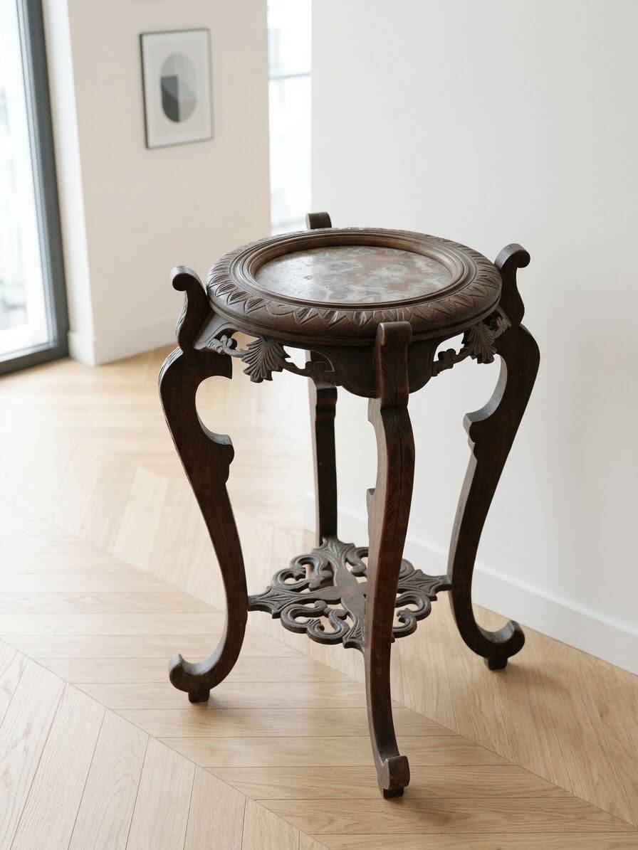 Meuble de rangement classique en bois sculpté marron