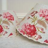 Paire d'abat-jours en tissu ancien style classique avec motifs d'hortensias