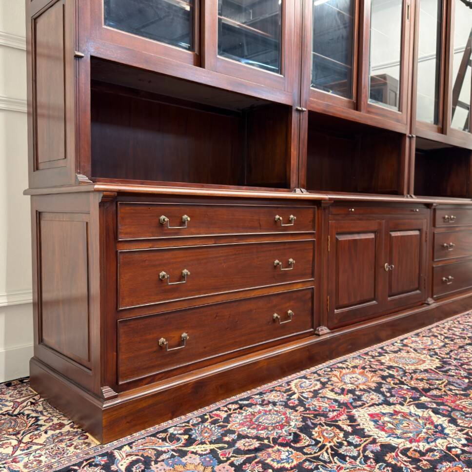 Bibliothèque classique en bois avec vitrine
