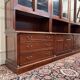 Bibliothèque classique en bois avec vitrine