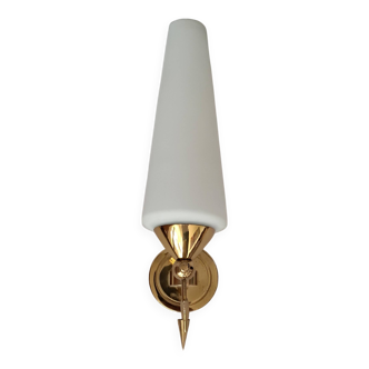 Applique en laiton doré et opaline blanche 1960