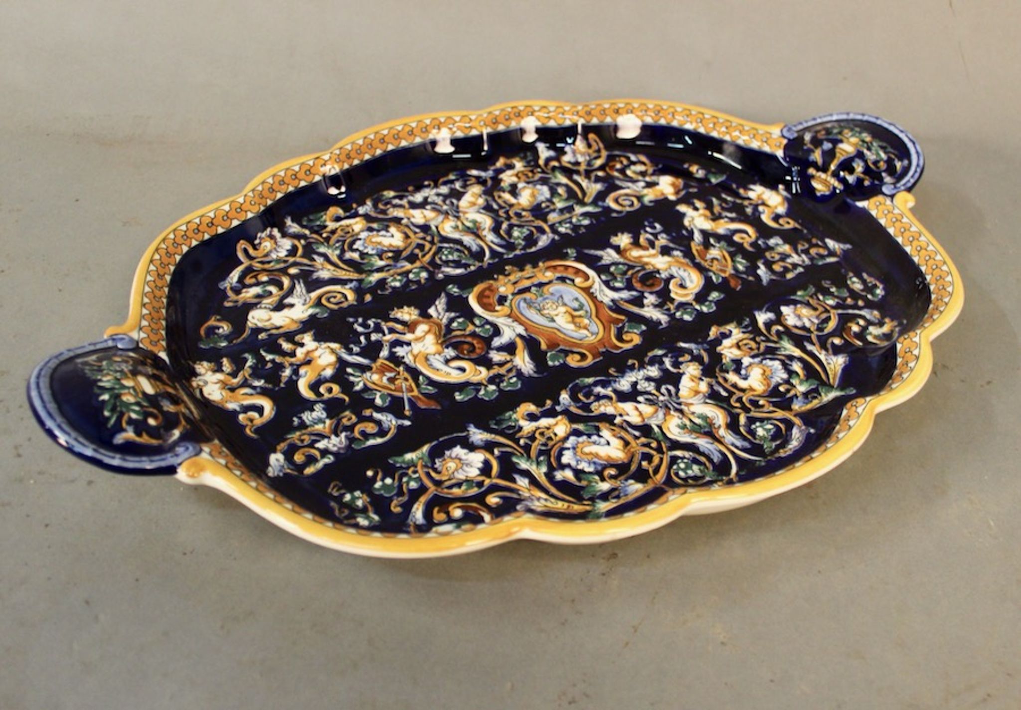 Dish of Gien of chamfered shape