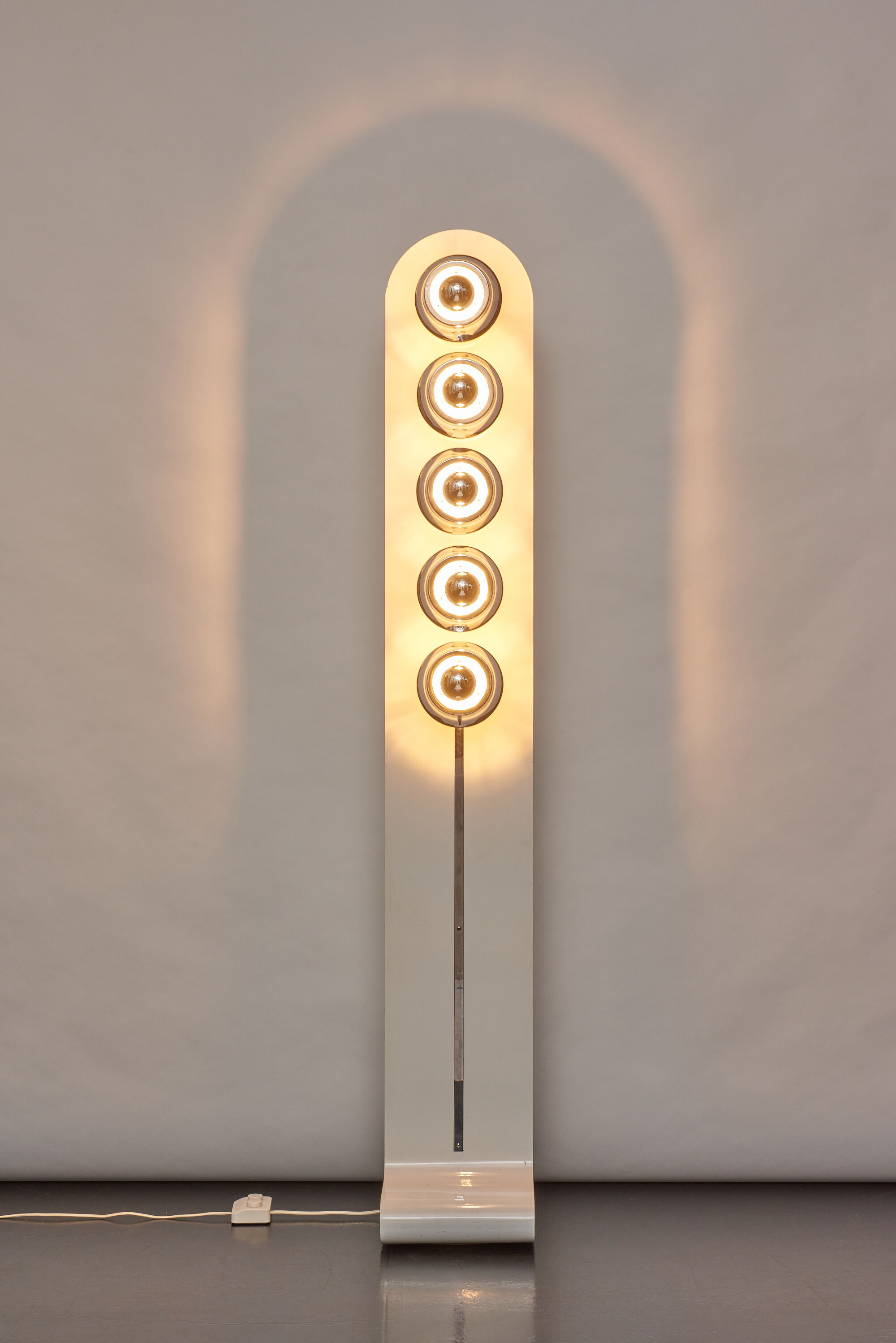 Space age rotating column with 5 lights