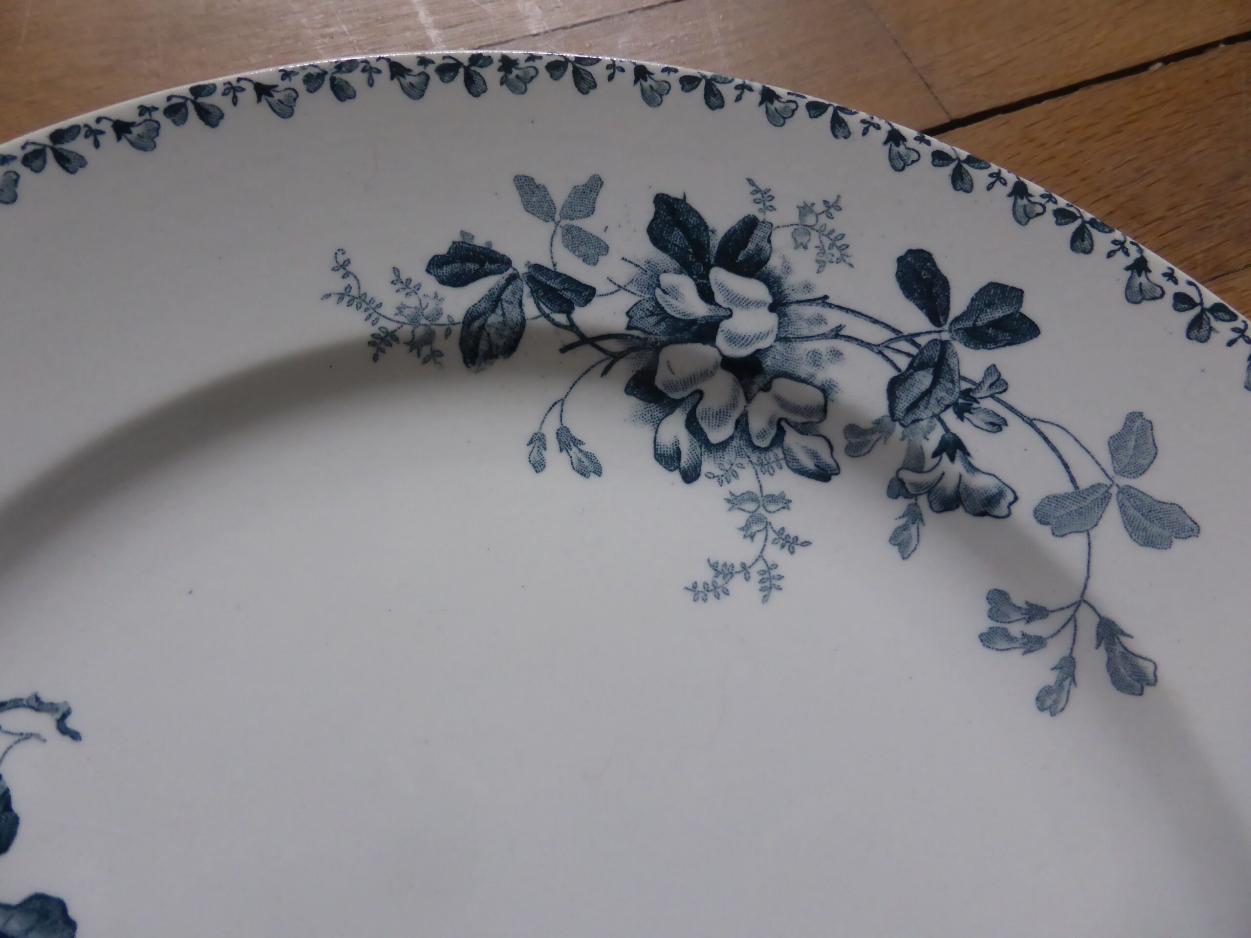 Round service dish in St Amand iron earth and Hamage model Acacia