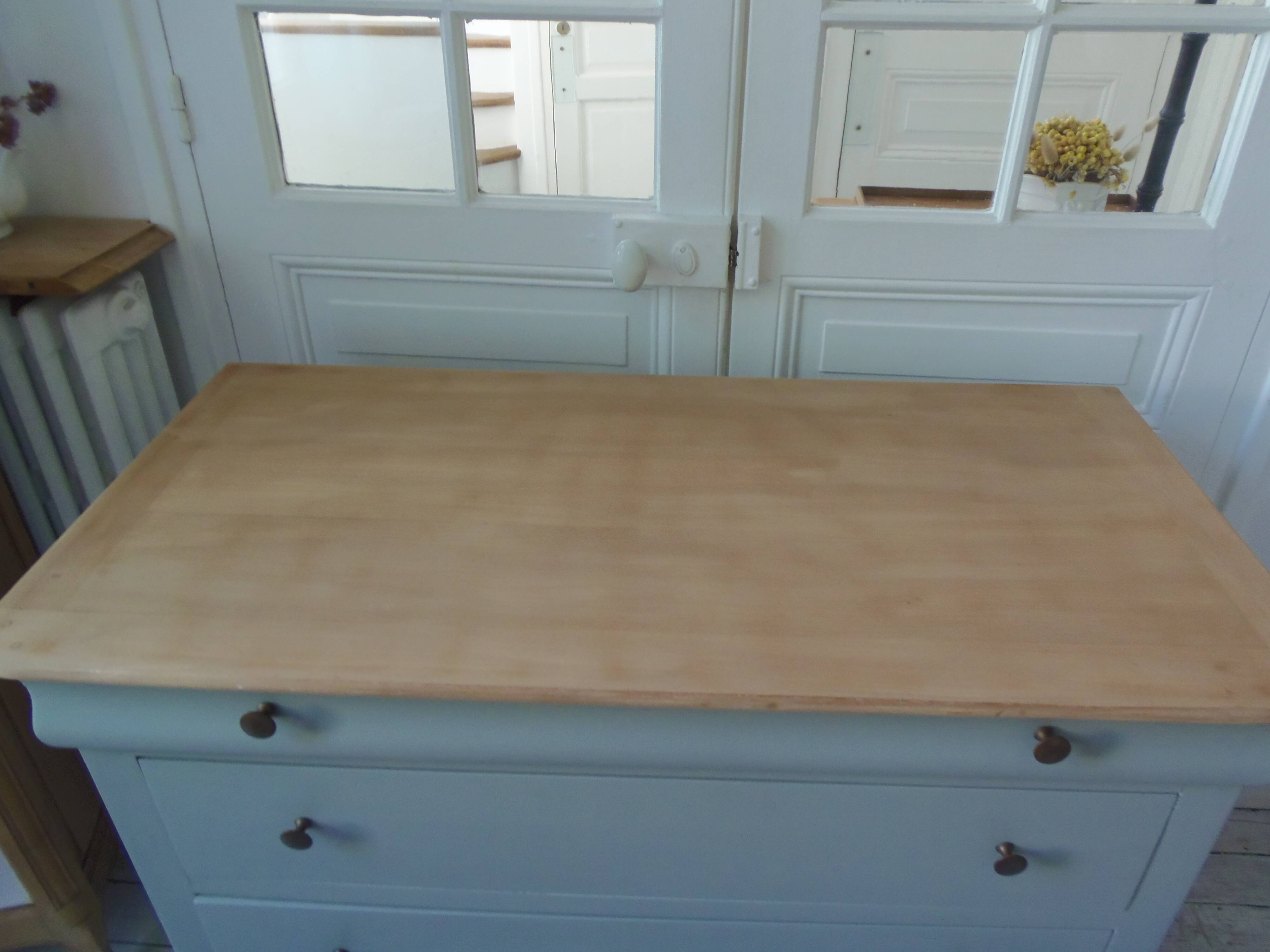 Commode de belle facture style Louis Philippe sublimée en vert de gris