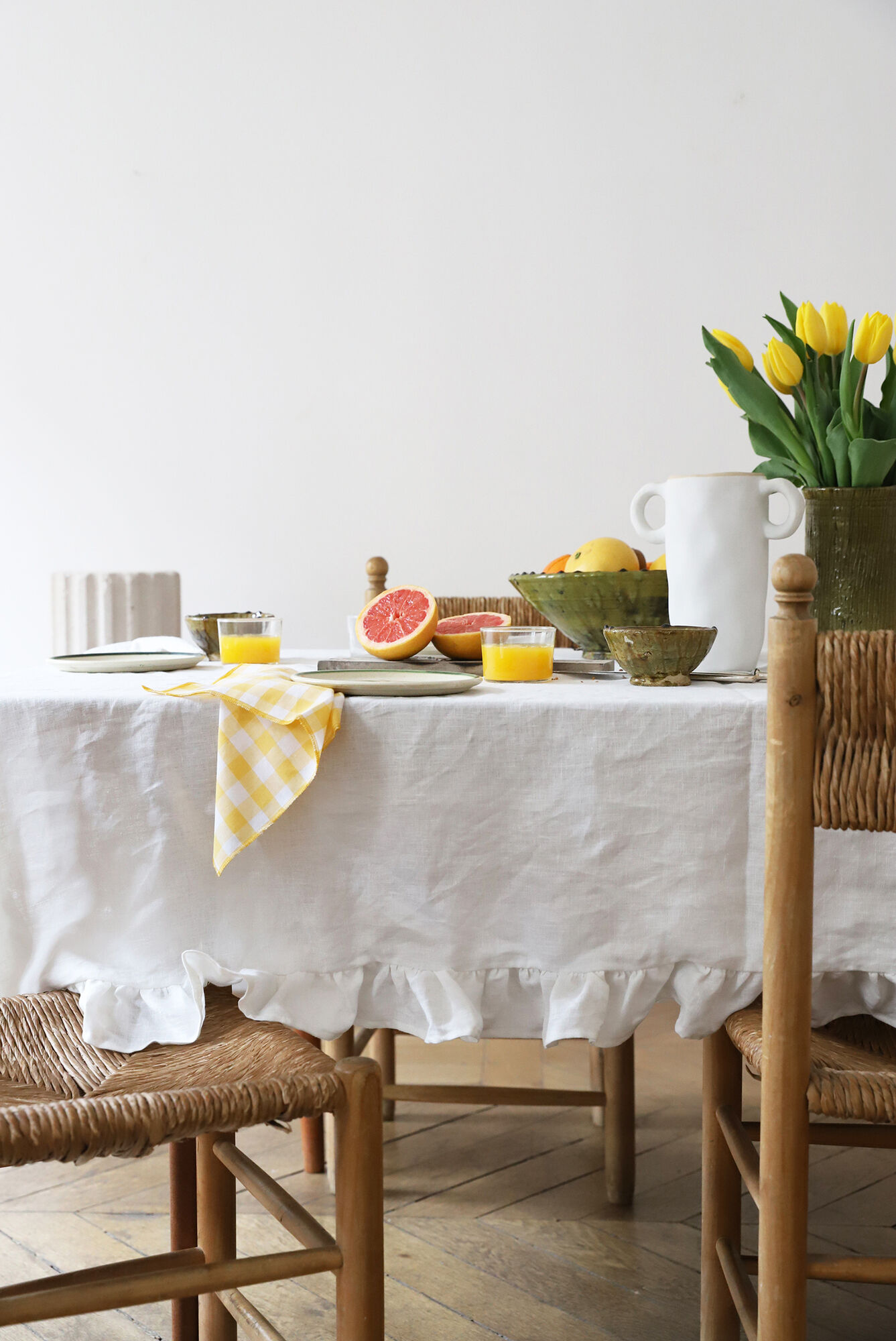 Nappe volantée en gaze de coton blanche et serviettes vichy jaune