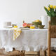 Nappe volantée en gaze de coton blanche et serviettes vichy jaune