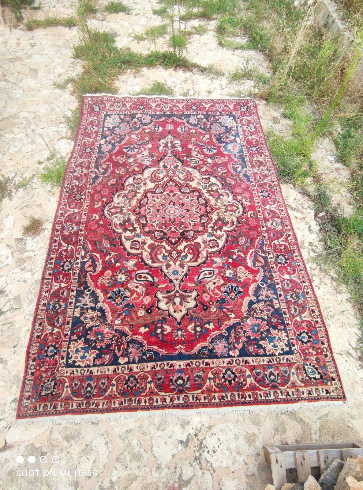Hand-knotted Persian Kashan carpet made of pure wool.