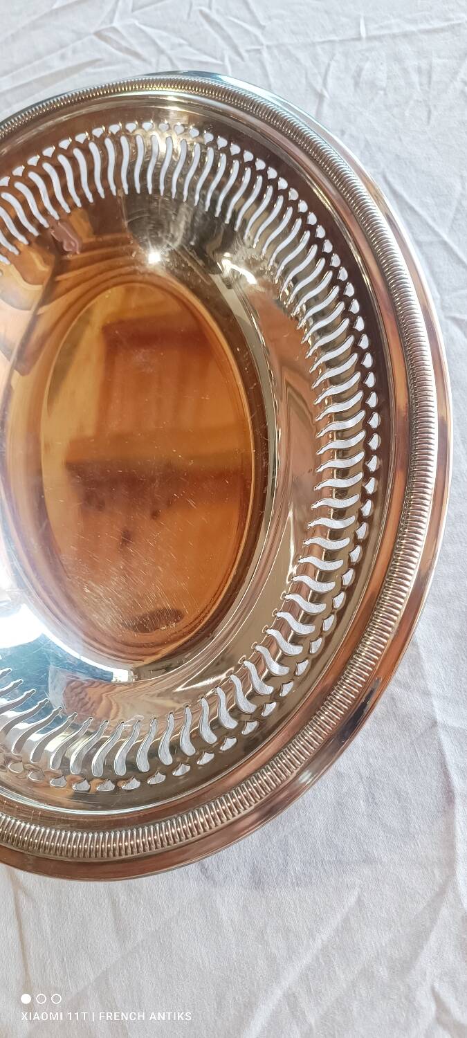 basket, silver-plated metal, moulded and chiseled with a gadrooned frieze