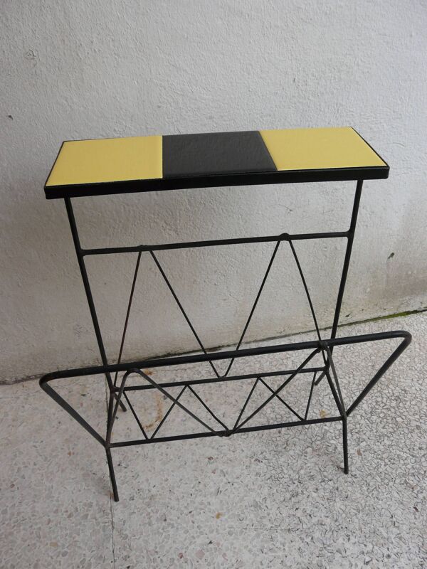 Porte-revues en métal noir et tablette carrelage jaune et noir