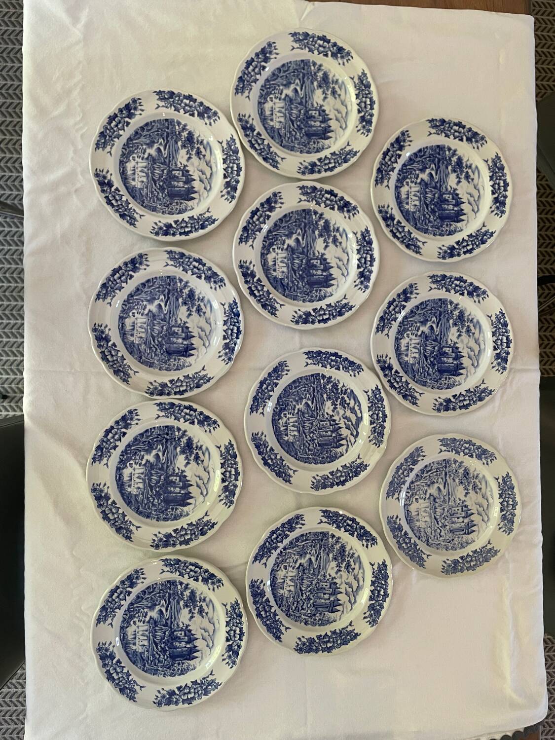 Set of 10 classic porcelain plates + 1 free – blue design