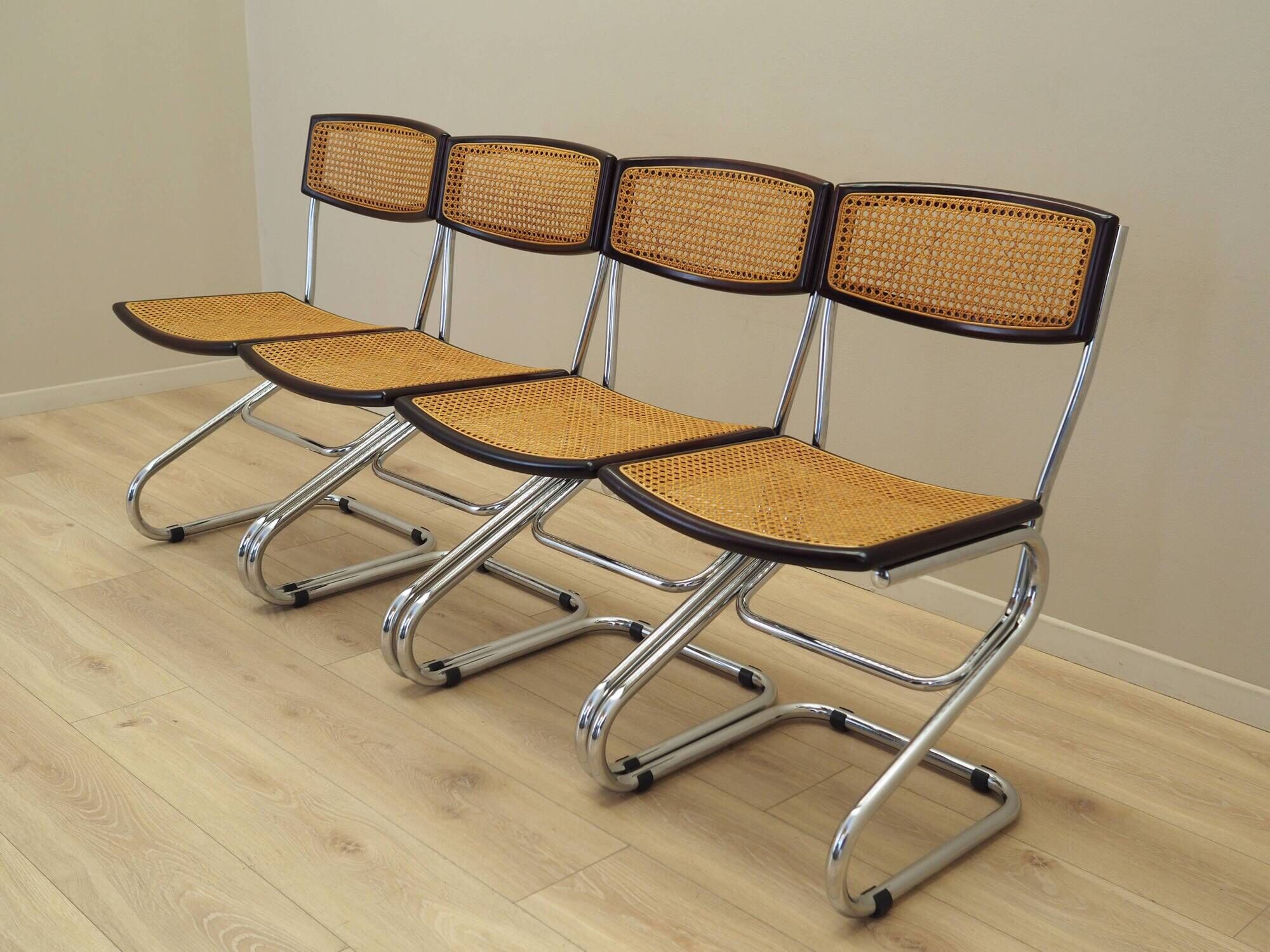 Ensemble de quatre chaises, design Bauhaus, années 1960, production : Italie