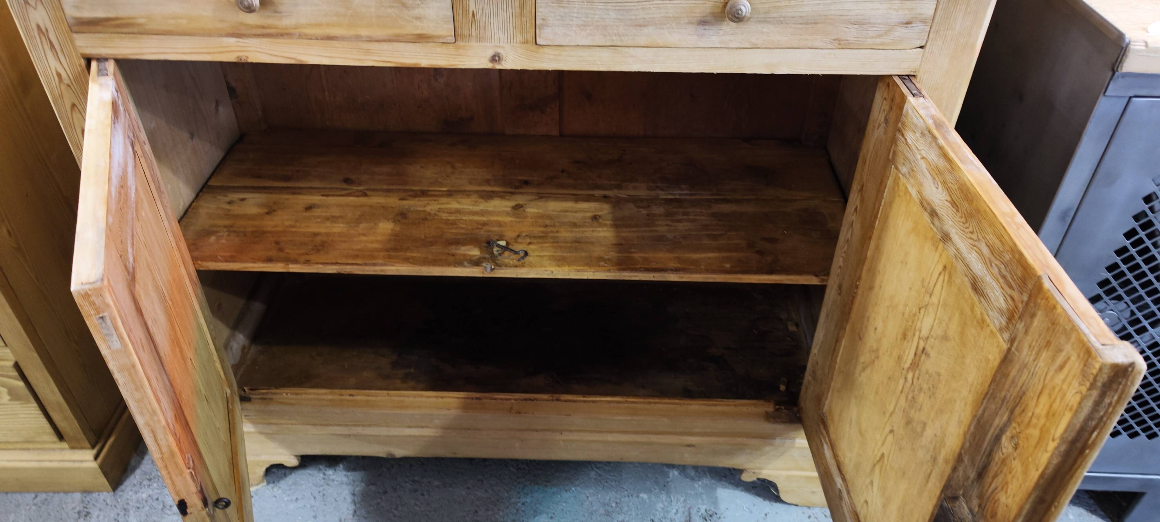 Ancien buffet deux corps vaisselier en pin