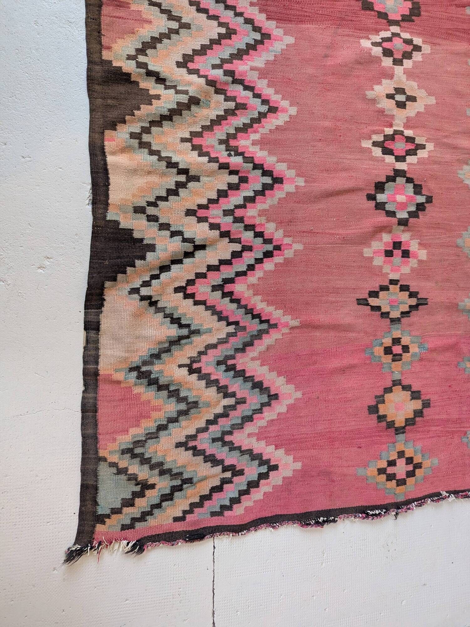 Tapis kilim ancien dans des tons rose