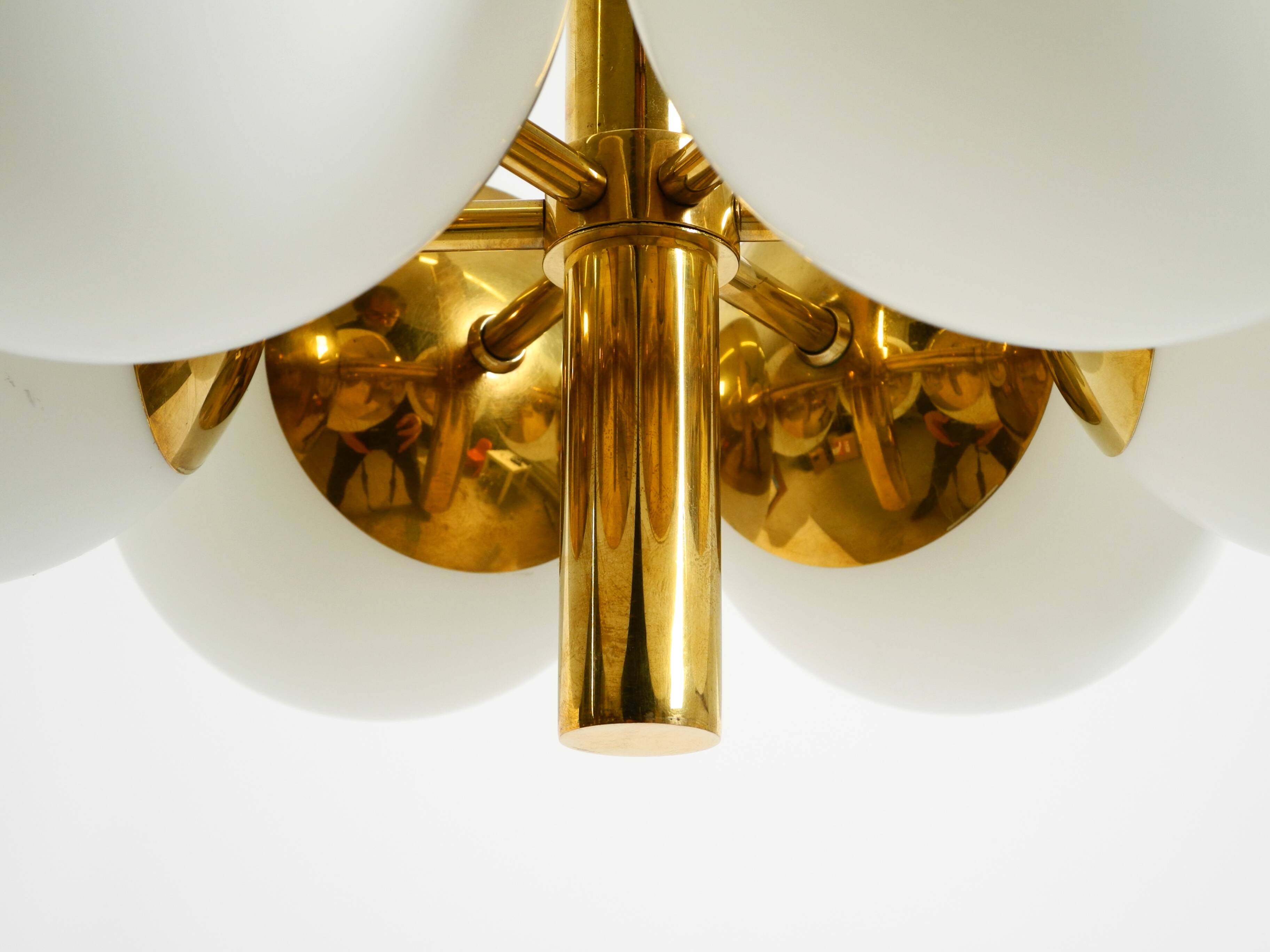 Suspension en laiton Kaiser Leuchten des années 1960 avec 6 abat-jours en verre opale.