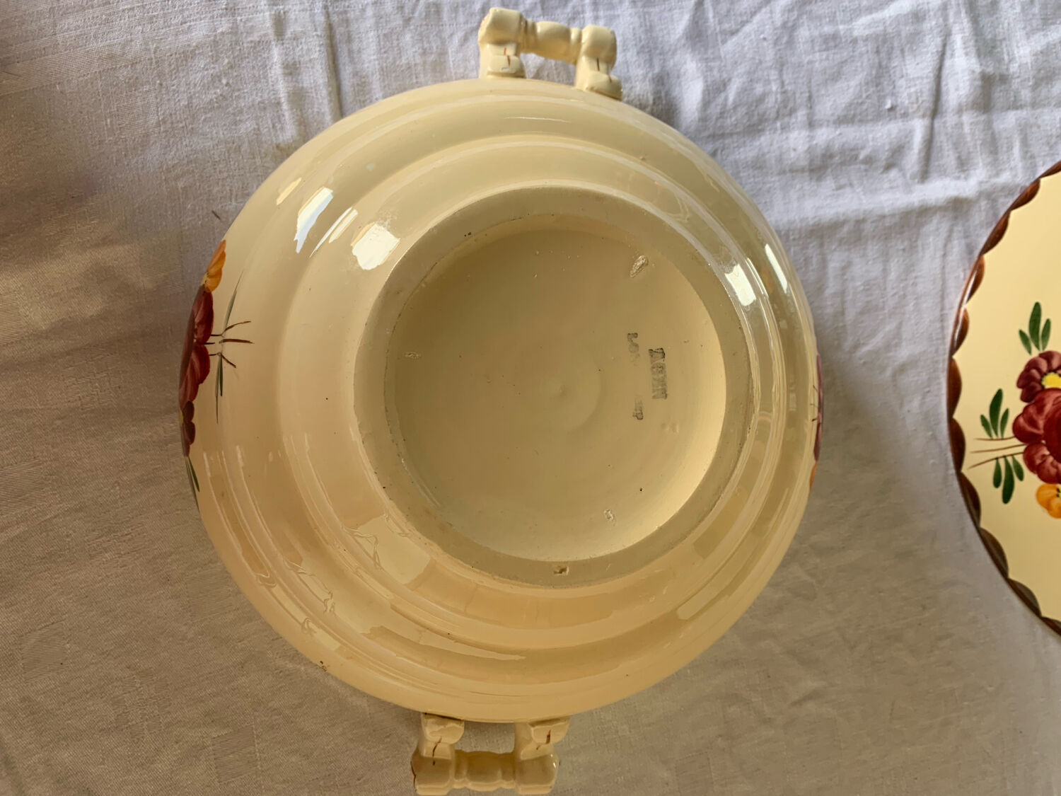 Soupière ancienne Longchamp modèle Agen en faïence française à décor floral