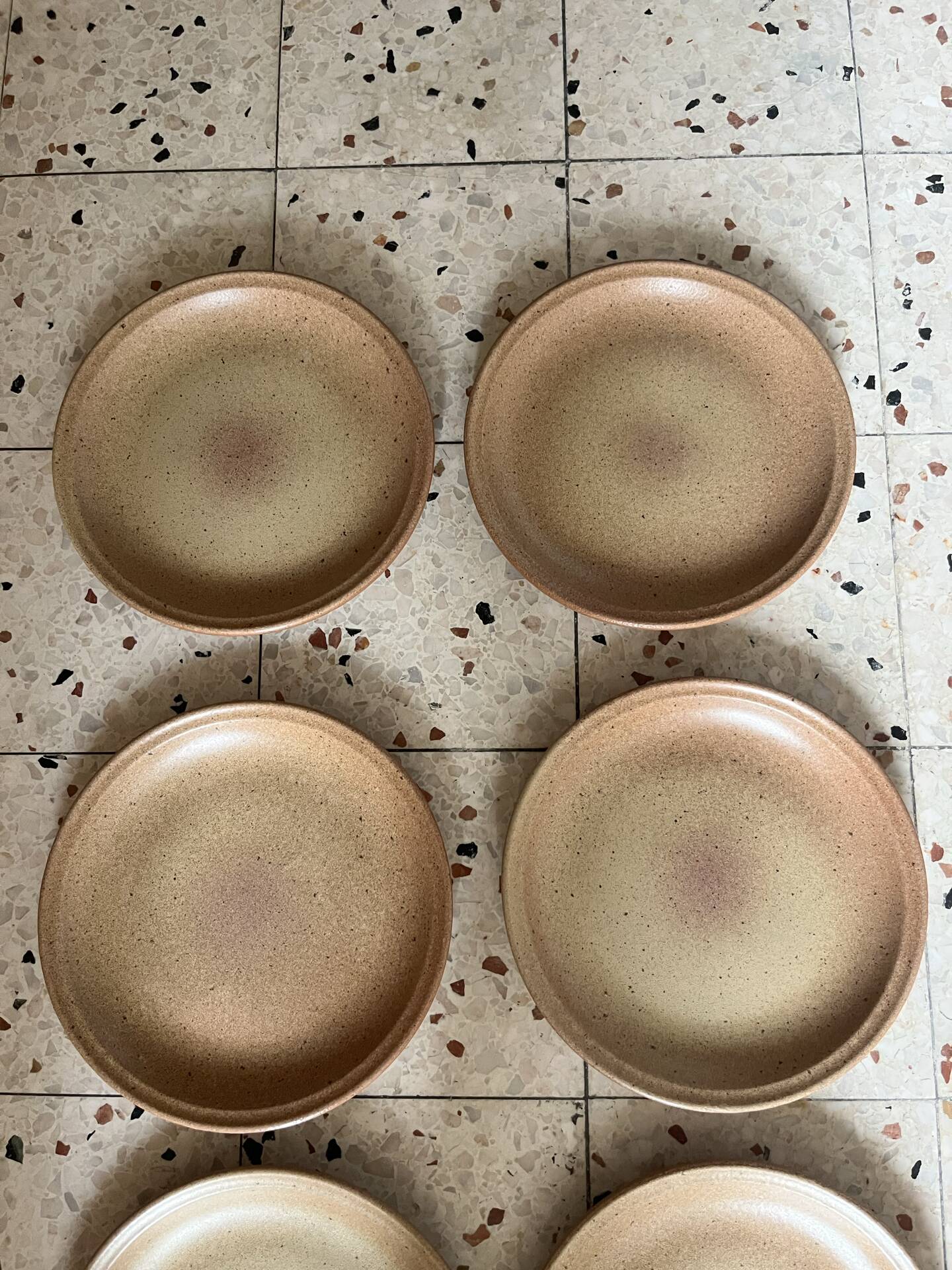 6 flat plates in stoneware