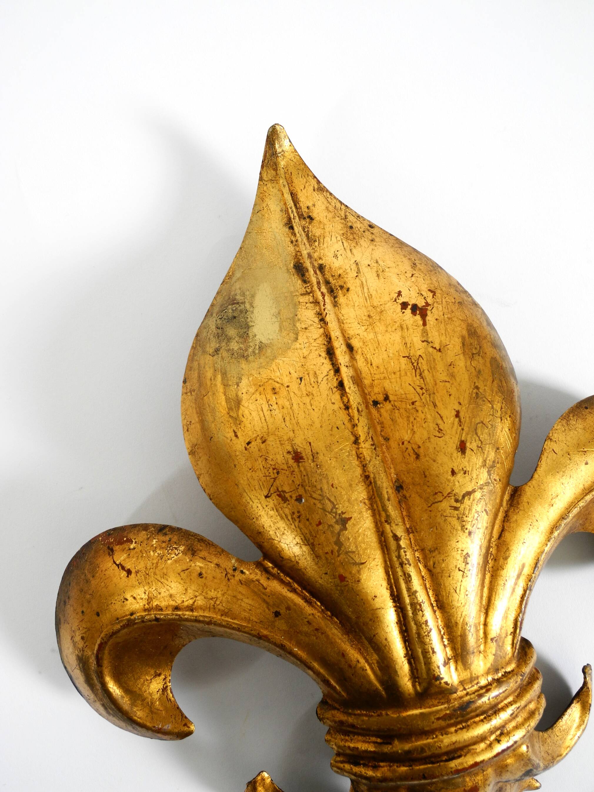 Une paire de grandes appliques murales en métal doré Fleur-de-Lis des années 1970 par Hans Kögl.