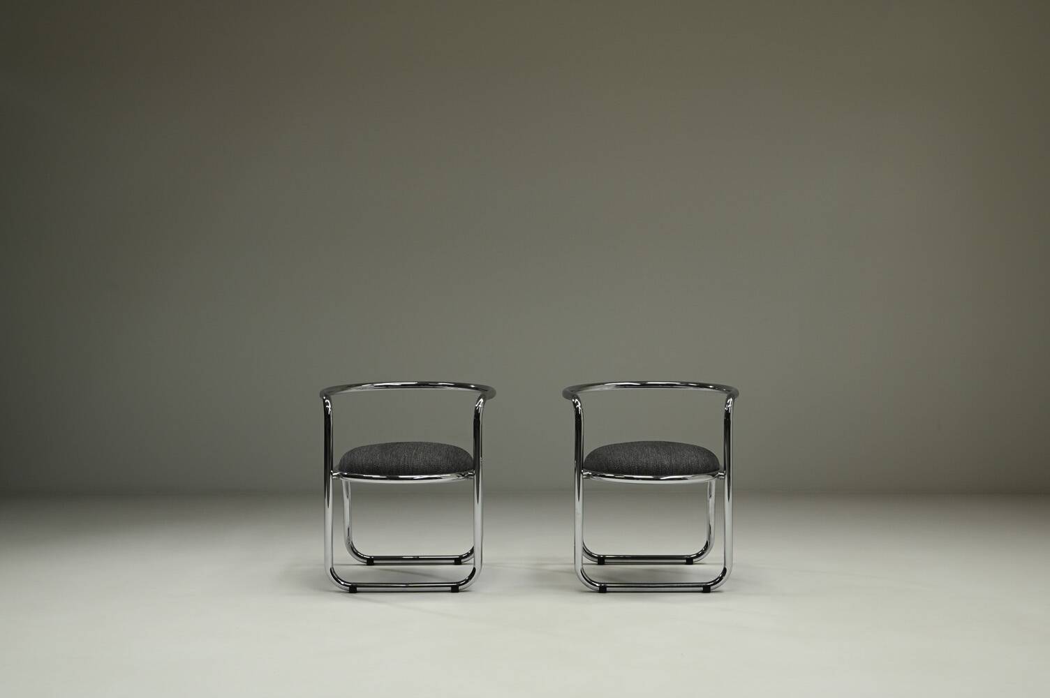 Set of 2 chrome side chairs, 1970s Italy.