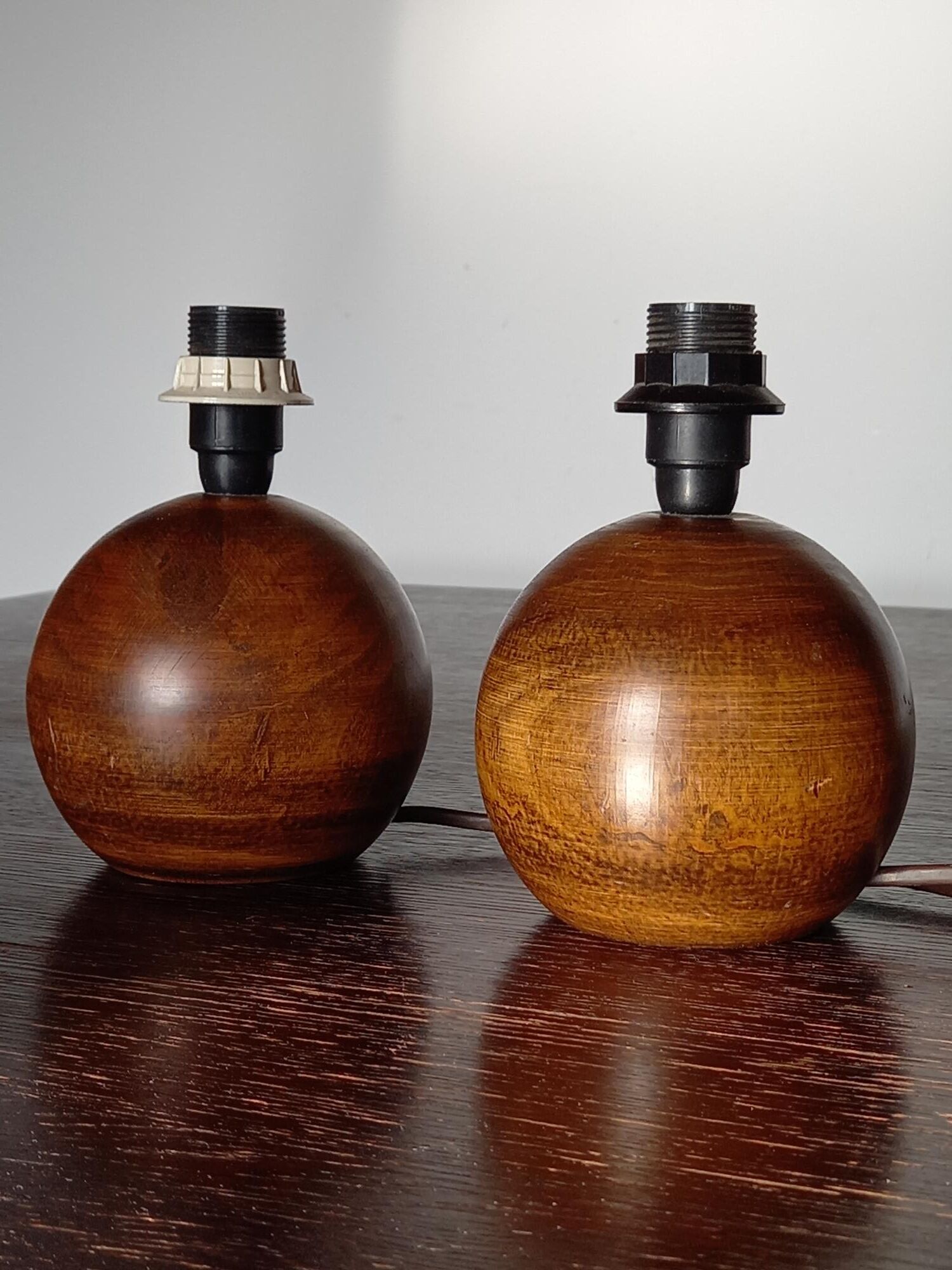 Paire de lampes boules en bois vintage