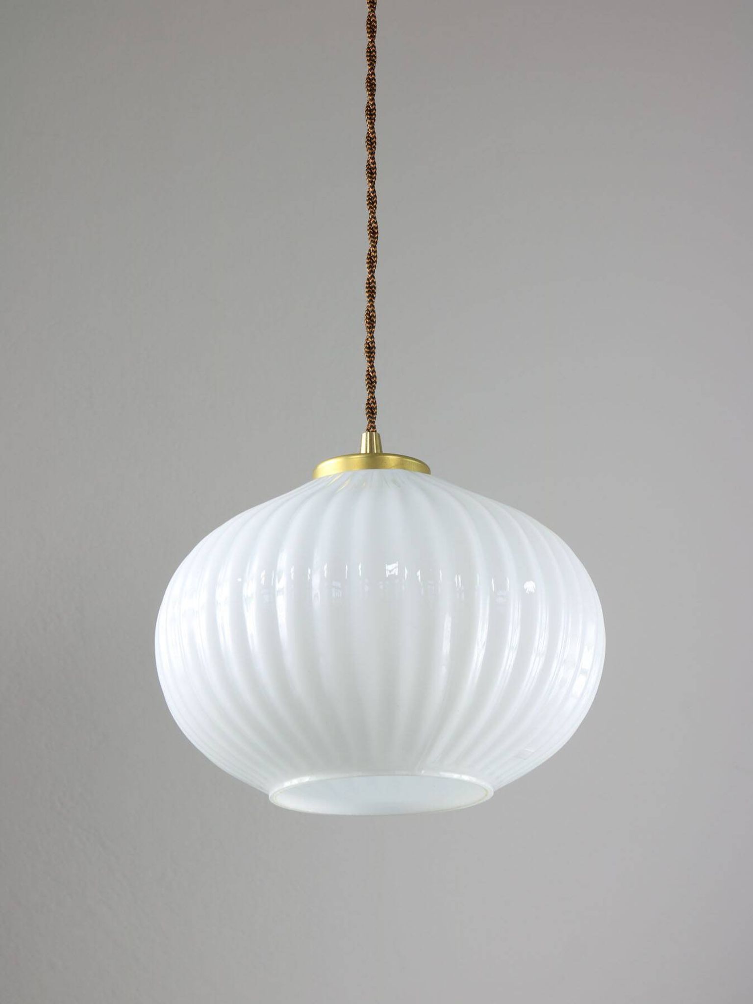 Lampe suspendue vintage en opaline et laiton