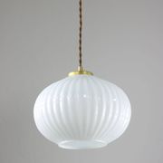 Lampe suspendue vintage en opaline et laiton