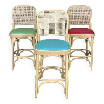 Lot de 3 chaises hautes type Thonet bois clair, cannage et skaï de couleur