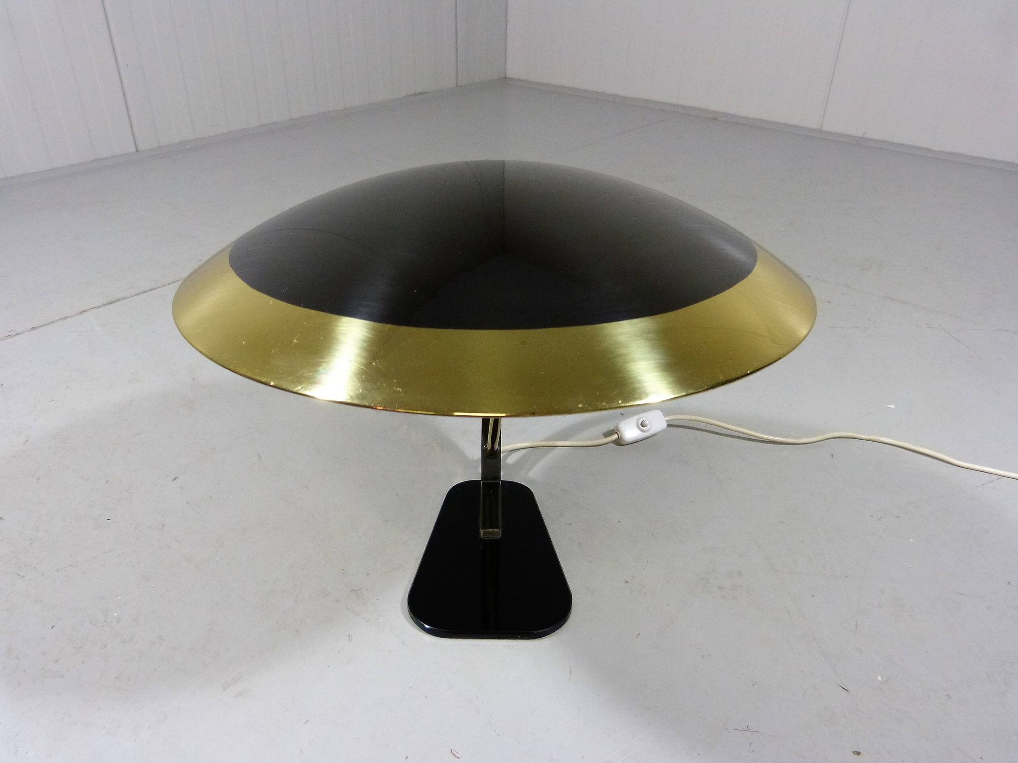 Lampe de bureau rare en laiton et verre des années 1950