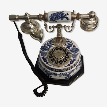 Téléphone blanc en métal et en porcelaine bleue et blanche