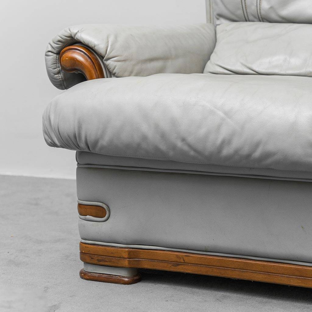 Canapé vintage 3 places en cuir gris et bois, moderniste des années 1950.