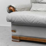 Canapé vintage 3 places en cuir gris et bois, moderniste des années 1950.