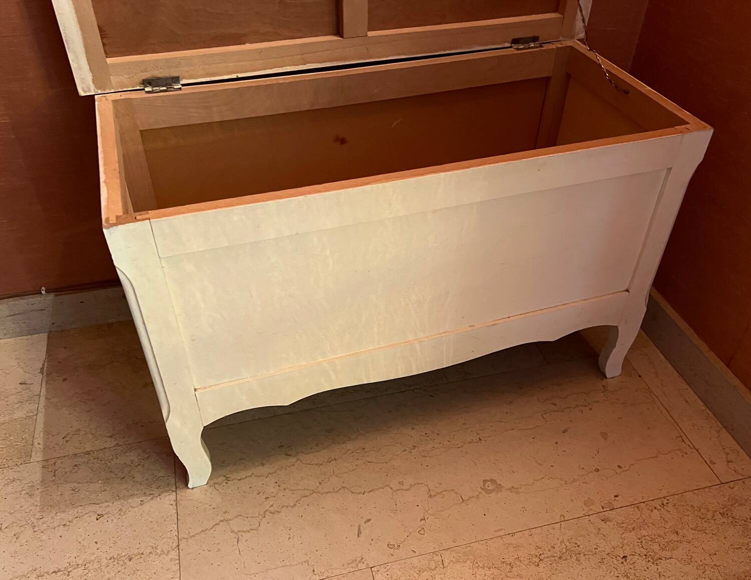 Coffre de rangement en bois blanc