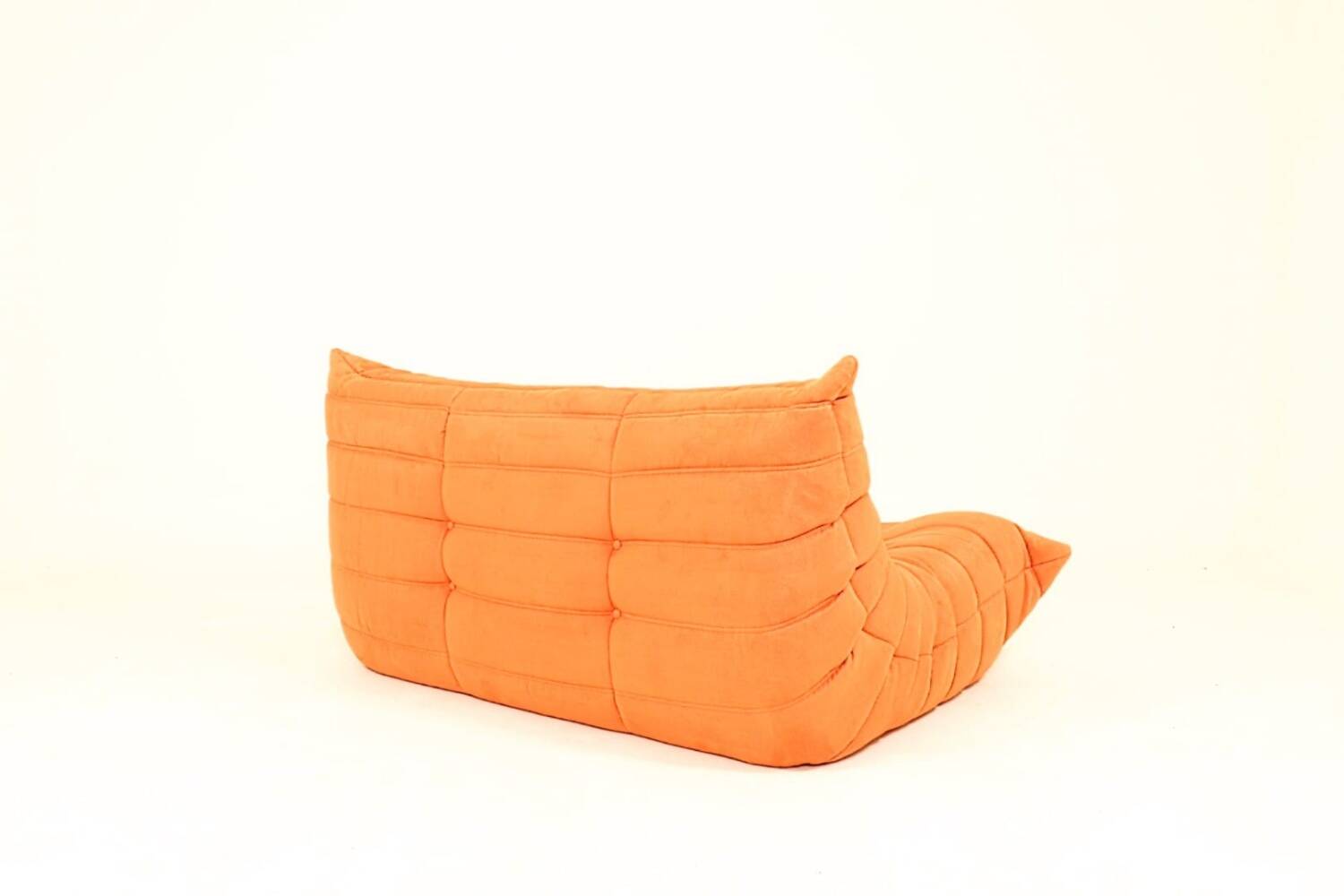 Sofa Togo conçu par Ligne Roset Petit Canapé Couleur Orange Juteux